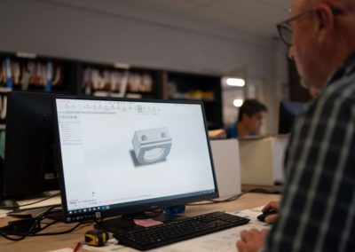 Professionnels faisant une maquette 3D sur ordinateur